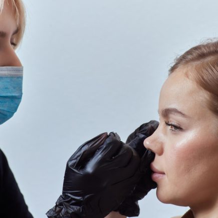 À quel âge réaliser une rhinoplastie ultrasonique