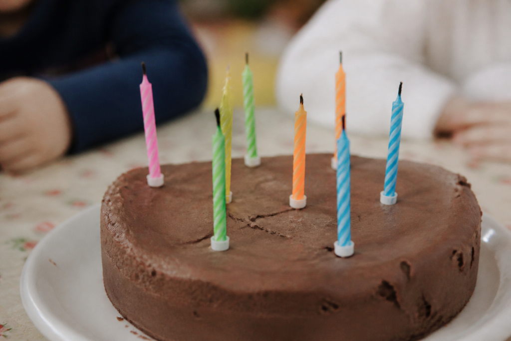 Bougies colorees plantees dans un gateau au chocolat