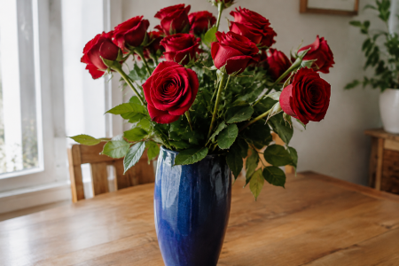 Bouquet de roses rouges dans un vase bleu