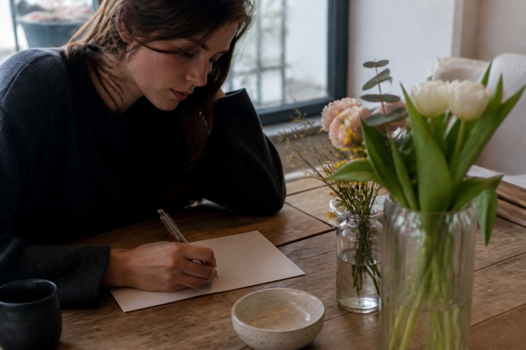 Lettre manuscrite sur table avec fleurs fraiches